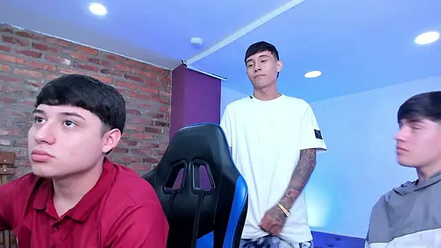 HotThreesoome online show from 04-17-26, 03:04