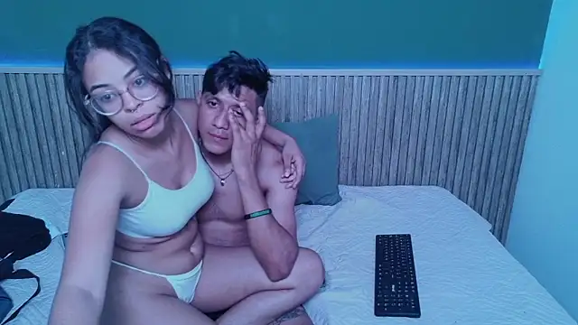 Snapshot of Violet_and_Dylan chatting on 12-05-25, 04:14 Violet and Dylan online show from 12-05-25, 04:14