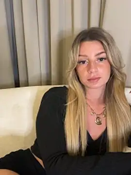 Snapshot of lilavv chatting on 12-15-25, 01:26 lilavv online show from 12-15-25, 01:26