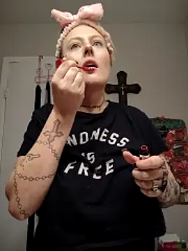 Snapshot of SpiderRose chatting on 12-19-25, 01:34 SpiderRose online show from 12-19-25, 01:34