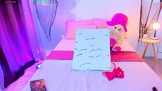 Snapshot of _Xynara_owo chatting on 12-16-25, 11:54 Xynara owo online show from 12-16-25, 11:54