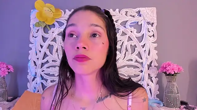 Snapshot of loraineblake chatting on 02-26-26, 01:32 loraineblake online show from 02-26-26, 01:32