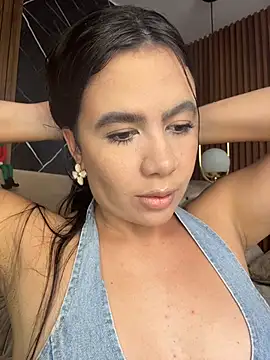 Snapshot of ValentinaEliot chatting on 12-18-25, 01:33 ValentinaEliot online show from 12-18-25, 01:33