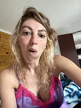 Snapshot of CelestialRuby chatting on 10-07-25, 01:08 CelestialRuby online show from 10-07-25, 01:08