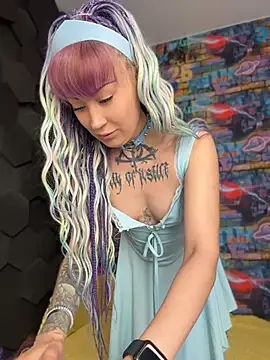 Snapshot of Tattoo__Moon chatting on 05-08-26, 12:38 Tattoo Moon online show from 05-08-26, 12:38