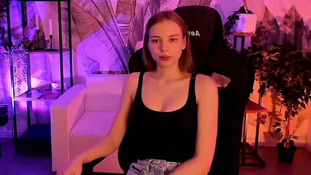 Snapshot of BellaHaadiid chatting on 12-15-25, 06:17 BellaHaadiid online show from 12-15-25, 06:17