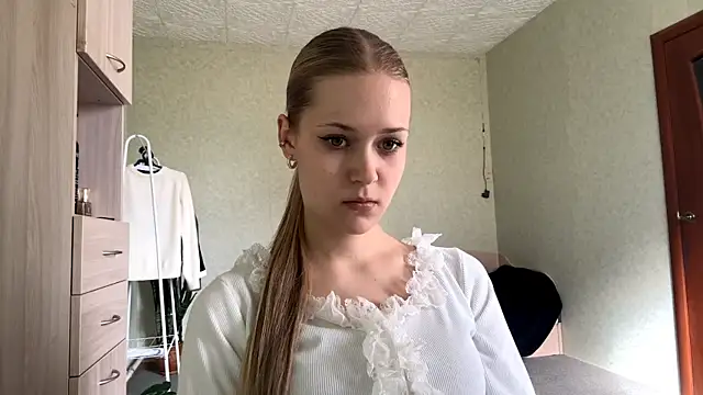 ZaidaSchwarten online show from 04-25-26, 02:03