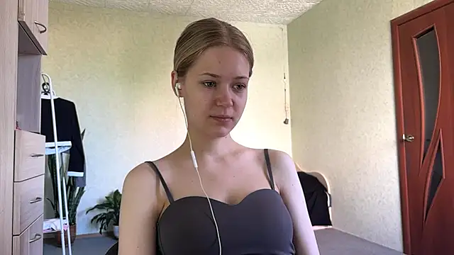 Snapshot of ZaidaSchwarten chatting on 05-24-26, 05:23 ZaidaSchwarten online show from 05-24-26, 05:23