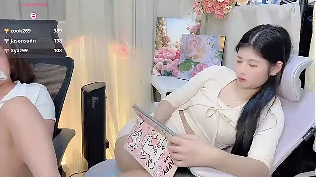 Snapshot of Yvonne-07 chatting on 12-17-25, 12:49 Yvonne-07 online show from 12-17-25, 12:49