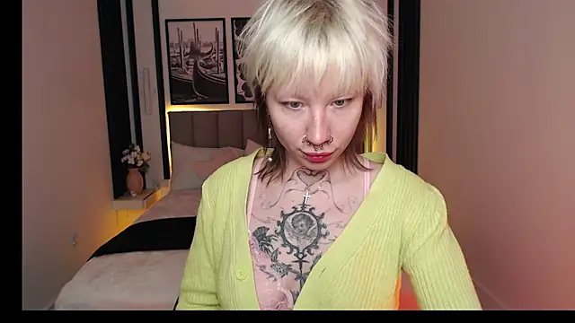 Luna Hurt online show from 12-17-25, 01:39