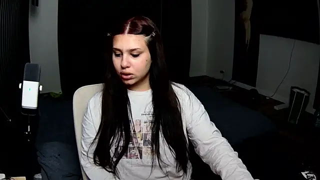 Snapshot of Nicole_Pars chatting on 03-18-26, 04:32 Nicole Pars online show from 03-18-26, 04:32