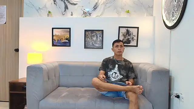 Snapshot of YOUNG_GUYS1 chatting on 12-18-25, 01:11 YOUNG GUYS1 online show from 12-18-25, 01:11