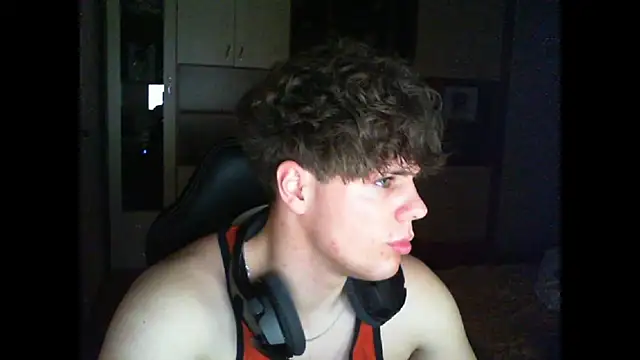 Snapshot of GymGuy0505 chatting on 12-15-25, 10:47 GymGuy0505 online show from 12-15-25, 10:47