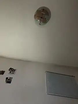 Snapshot of kingNQueen1211 chatting on 12-19-25, 02:40 kingNQueen1211 online show from 12-19-25, 02:40