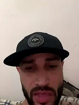 Snapshot of kingNQueen1211 chatting on 12-22-25, 05:43 kingNQueen1211 online show from 12-22-25, 05:43