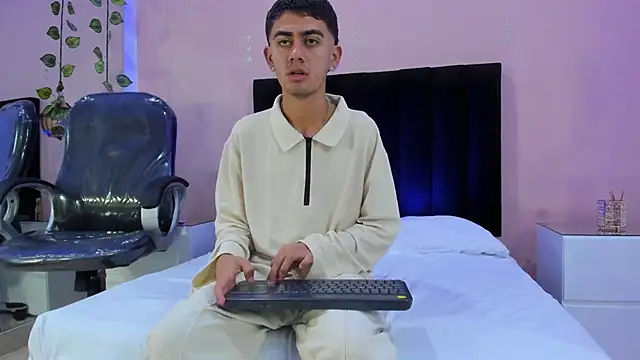 Logan Wolf  online show from 12-22-25, 07:22