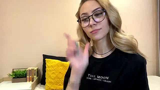 Snapshot of sun_under_skyy chatting on 12-18-25, 10:21 sun under skyy online show from 12-18-25, 10:21