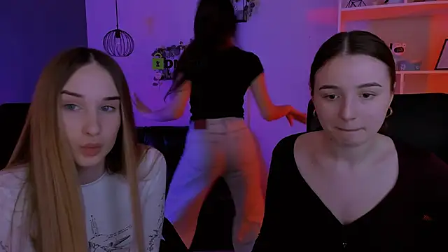 mila firee online show from 04-21-26, 07:58