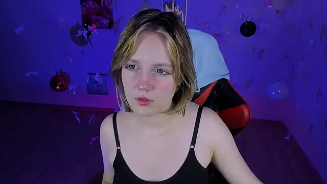 Snapshot of madeline_doll chatting on 12-18-25, 05:35 madeline doll online show from 12-18-25, 05:35