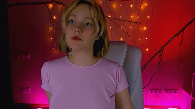 Snapshot of madeline_doll chatting on 02-22-26, 11:31 madeline doll online show from 02-22-26, 11:31