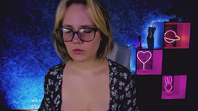 Snapshot of madeline_doll chatting on 03-06-26, 08:44 madeline doll online show from 03-06-26, 08:44