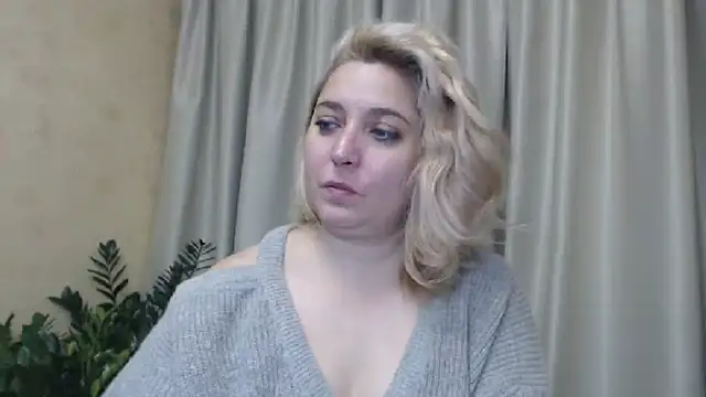Snapshot of sweetpussy13 chatting on 12-12-24, 07:52 sweetpussy13 online show from 12-12-24, 07:52