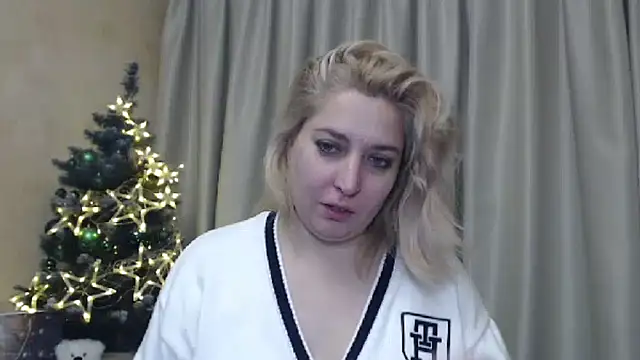Snapshot of sweetpussy13 chatting on 12-25-24, 06:52 sweetpussy13 online show from 12-25-24, 06:52