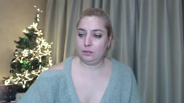 Snapshot of sweetpussy13 chatting on 12-28-24, 10:14 sweetpussy13 online show from 12-28-24, 10:14