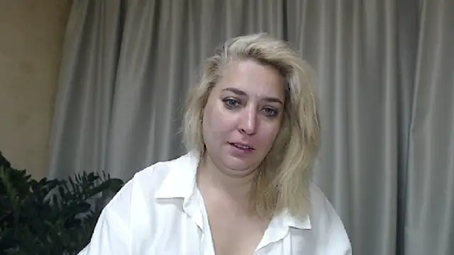 Snapshot of sweetpussy13 chatting on 09-17-25, 05:31 sweetpussy13 online show from 09-17-25, 05:31