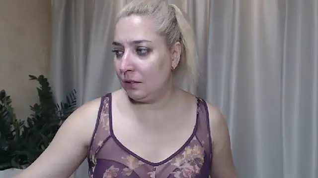 Snapshot of sweetpussy13 chatting on 09-20-25, 05:52 sweetpussy13 online show from 09-20-25, 05:52