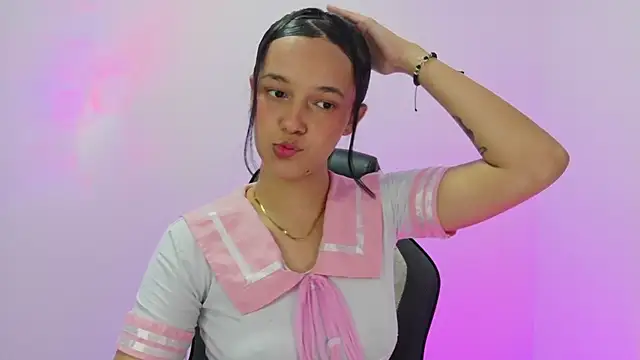 Snapshot of esme_ chatting on 12-17-25, 11:33 esme online show from 12-17-25, 11:33