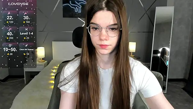 Snapshot of miss__evelyne chatting on 12-18-25, 01:33 miss evelyne online show from 12-18-25, 01:33