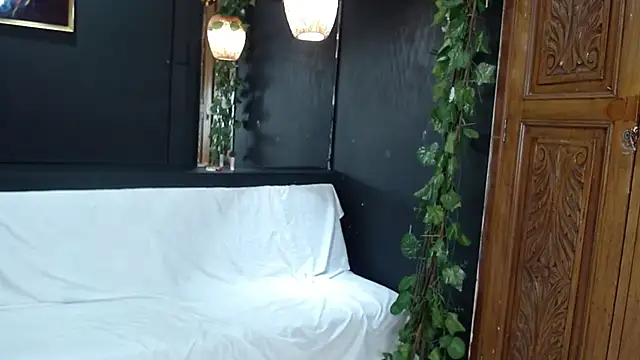 Layla Isabel online show from 12-16-25, 12:54