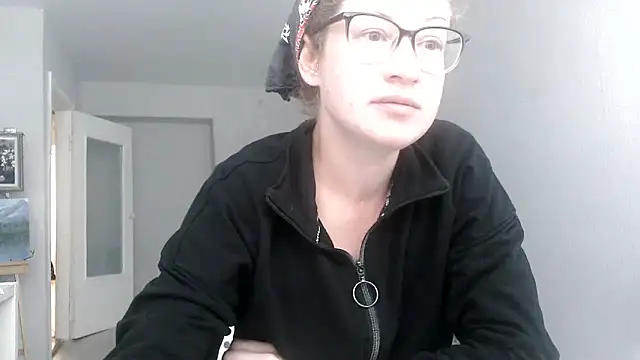 Snapshot of Alice_newhome chatting on 06-21-26, 01:24 Alice newhome online show from 06-21-26, 01:24