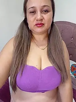 Snapshot of MMia_18 chatting on 12-13-25, 08:47 MMia 18 online show from 12-13-25, 08:47