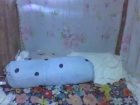 Snapshot of Petite_elise chatting on 07-04-26, 10:27 Petite elise online show from 07-04-26, 10:27