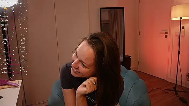 Snapshot of NeonDream_ chatting on 12-17-25, 01:06 NeonDream online show from 12-17-25, 01:06