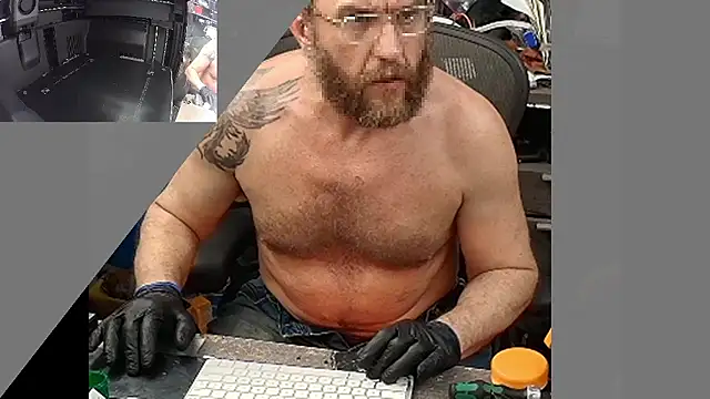 Snapshot of HouseOfHans chatting on 01-09-26, 01:08 HouseOfHans online show from 01-09-26, 01:08