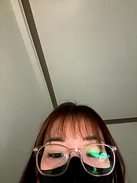 Snapshot of -Lena- chatting on 12-16-25, 05:07 -Lena- online show from 12-16-25, 05:07