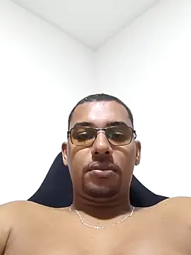 Snapshot of Reis001122 chatting on 05-02-26, 03:22 Reis001122 online show from 05-02-26, 03:22