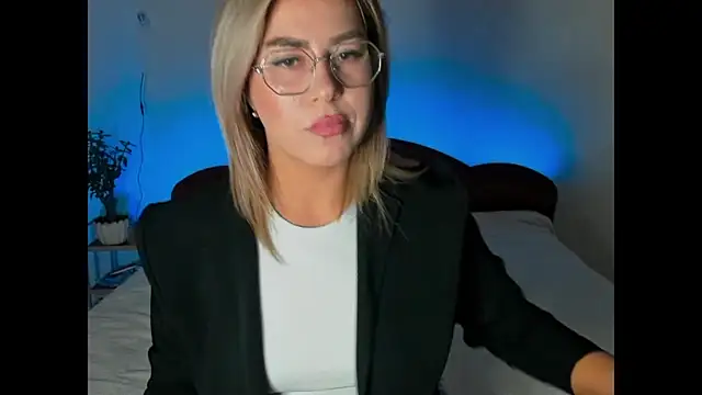 Snapshot of Roxi_Joy chatting on 01-15-26, 06:00 Roxi Joy online show from 01-15-26, 06:00