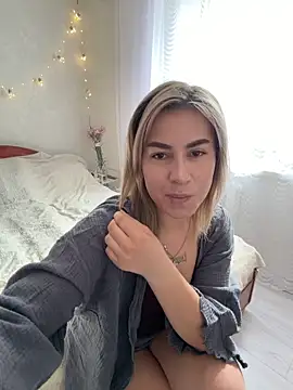 Snapshot of Roxi_Joy chatting on 03-19-26, 10:41 Roxi Joy online show from 03-19-26, 10:41