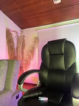 Amelie Wine online show from 04-14-26, 04:13