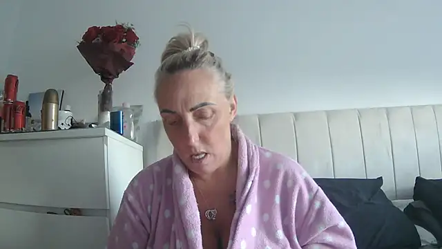 Snapshot of theblondecocklover chatting on 04-22-26, 06:53 theblondecocklover online show from 04-22-26, 06:53