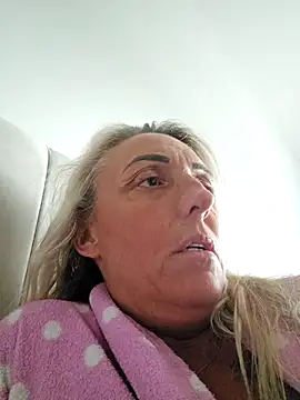 Snapshot of theblondecocklover chatting on 05-19-26, 06:09 theblondecocklover online show from 05-19-26, 06:09