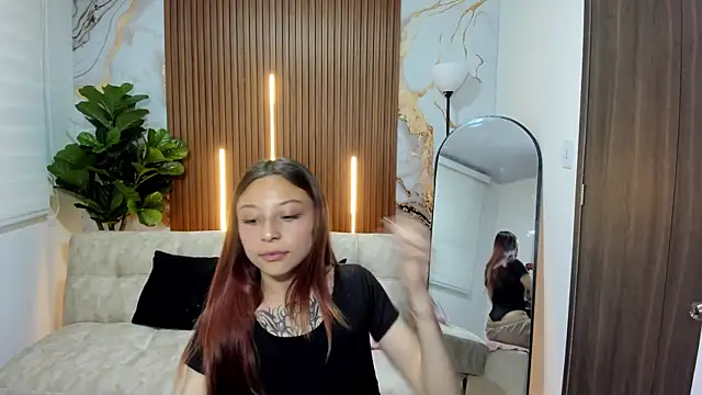 Snapshot of Nickie_reed_ chatting on 12-17-25, 08:15 Nickie reed online show from 12-17-25, 08:15