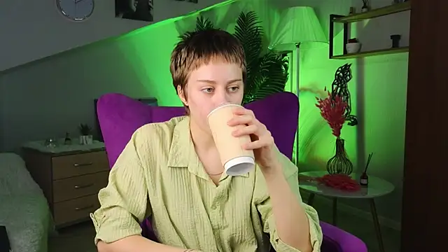 Snapshot of AidaGigantino chatting on 12-18-25, 08:31 AidaGigantino online show from 12-18-25, 08:31