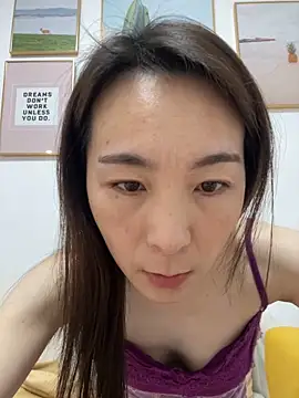 Snapshot of you-005 chatting on 12-19-25, 02:18 you-005 online show from 12-19-25, 02:18