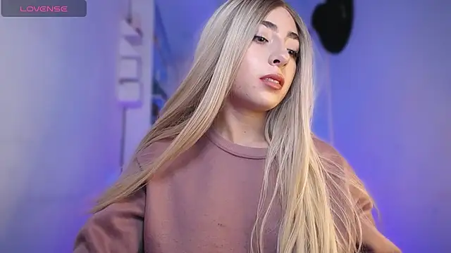 Snapshot of channel_blondee chatting on 02-06-26, 10:02 channel blondee online show from 02-06-26, 10:02