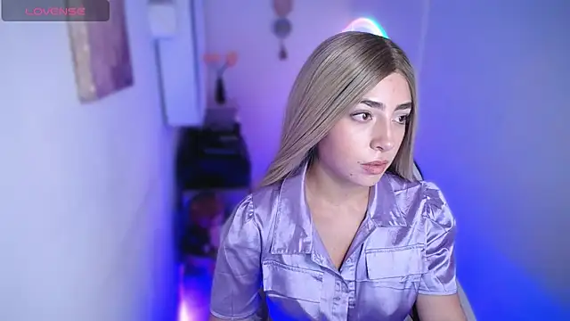 Snapshot of channel_blondee chatting on 03-11-26, 08:37 channel blondee online show from 03-11-26, 08:37